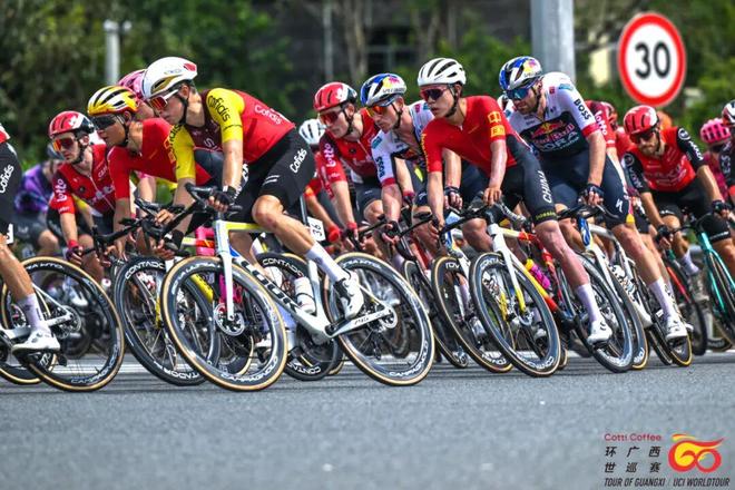 冲刺终点!自行车选手速度破纪录夺冠 冲刺终点!自行车选手速度破纪录夺冠