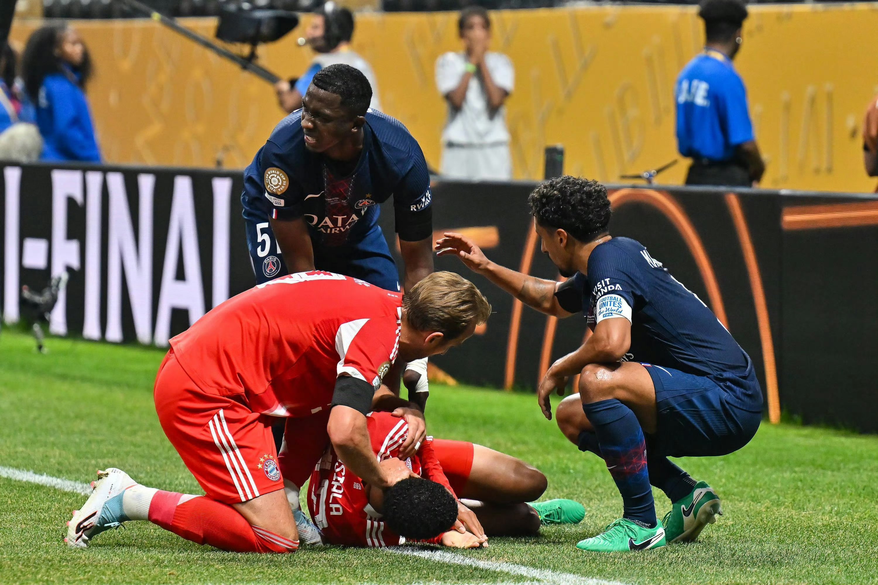 包含曼联后防连续失误,球迷集体诉苦的词条 包含曼联后防连续失误,球迷集体诉苦的词条