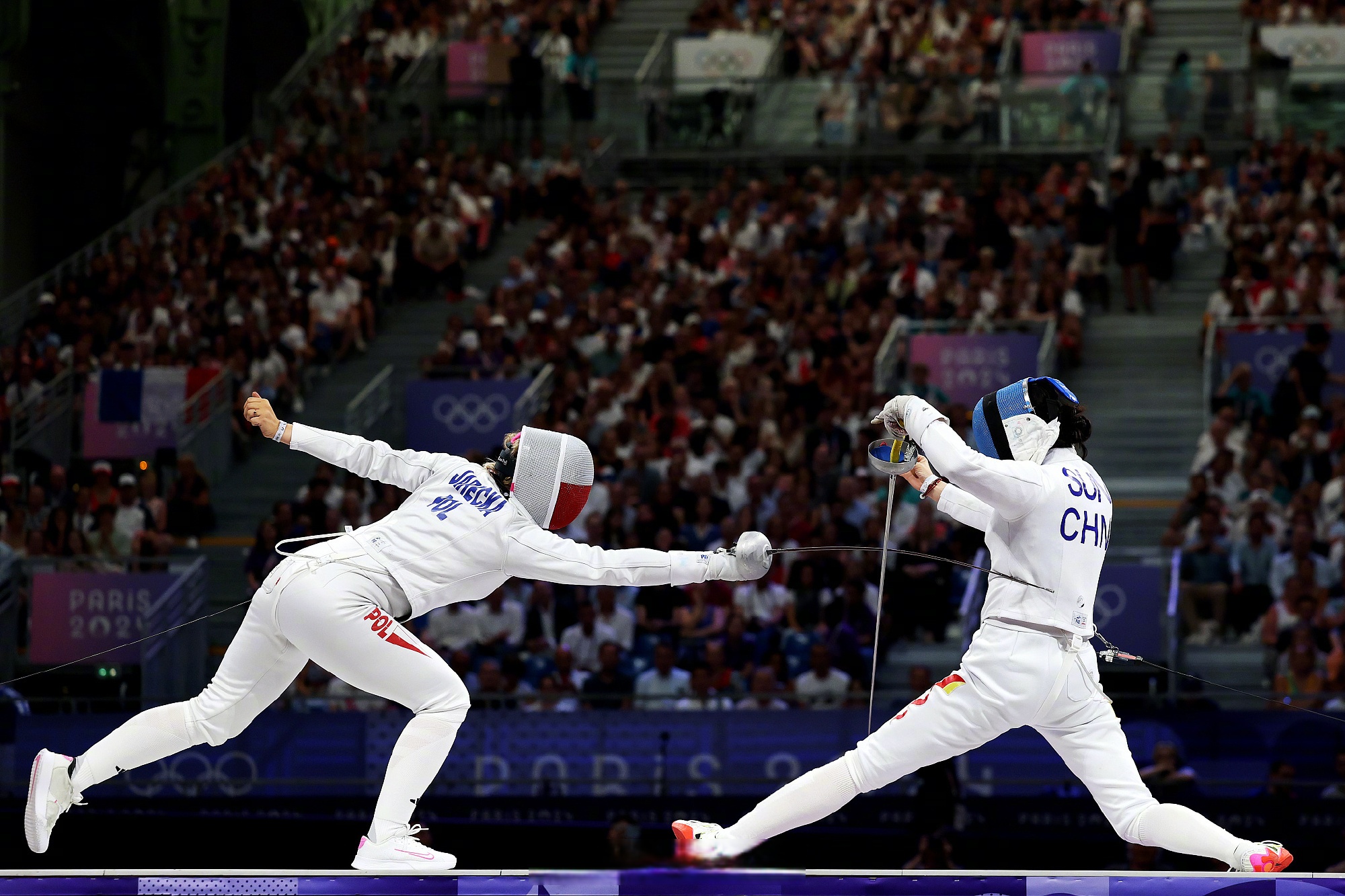 亚洲击剑选手力压群雄，夺得女子团体金牌