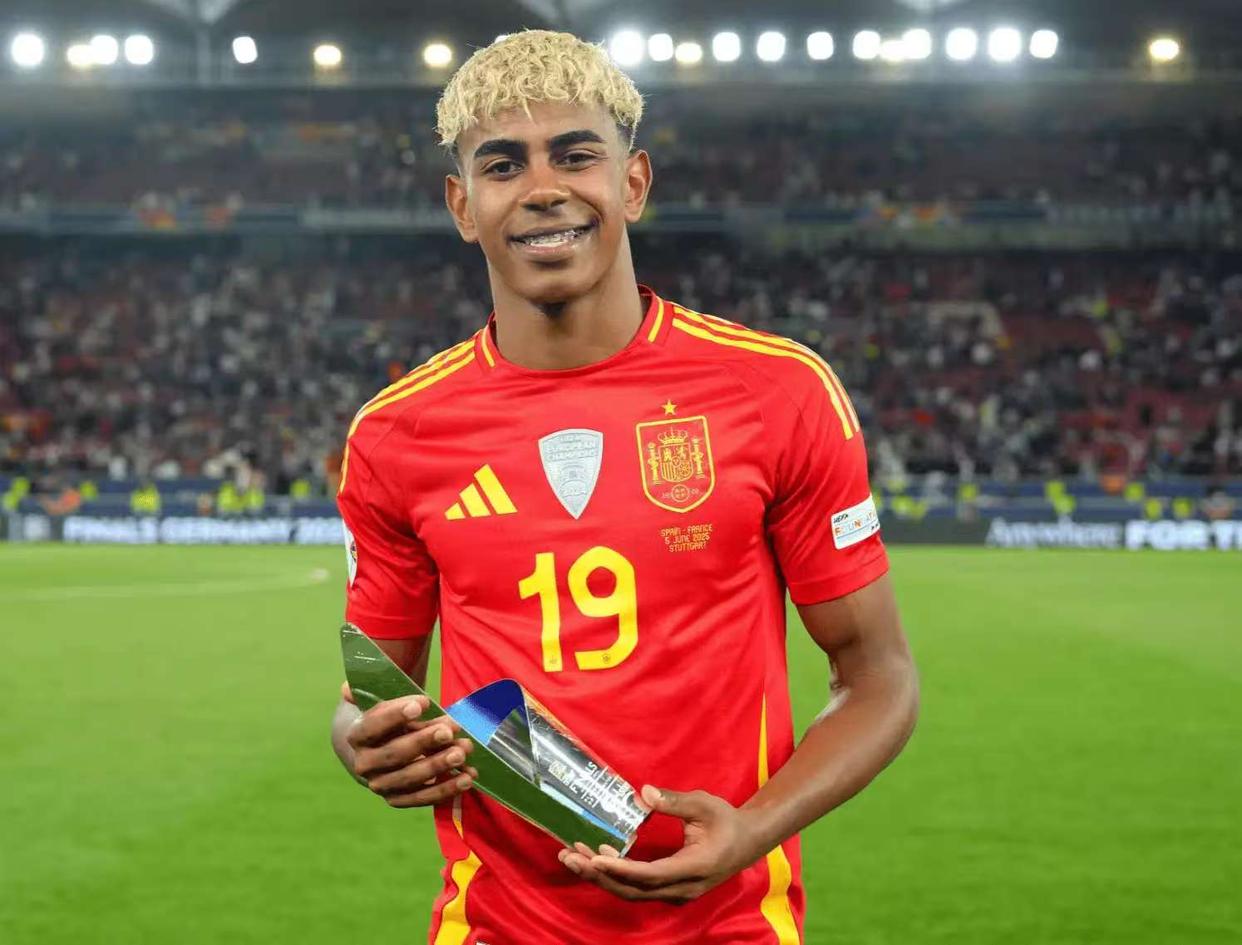 包含马来西亚球员离开家乡，冲击亚洲足坛巅峰的词条