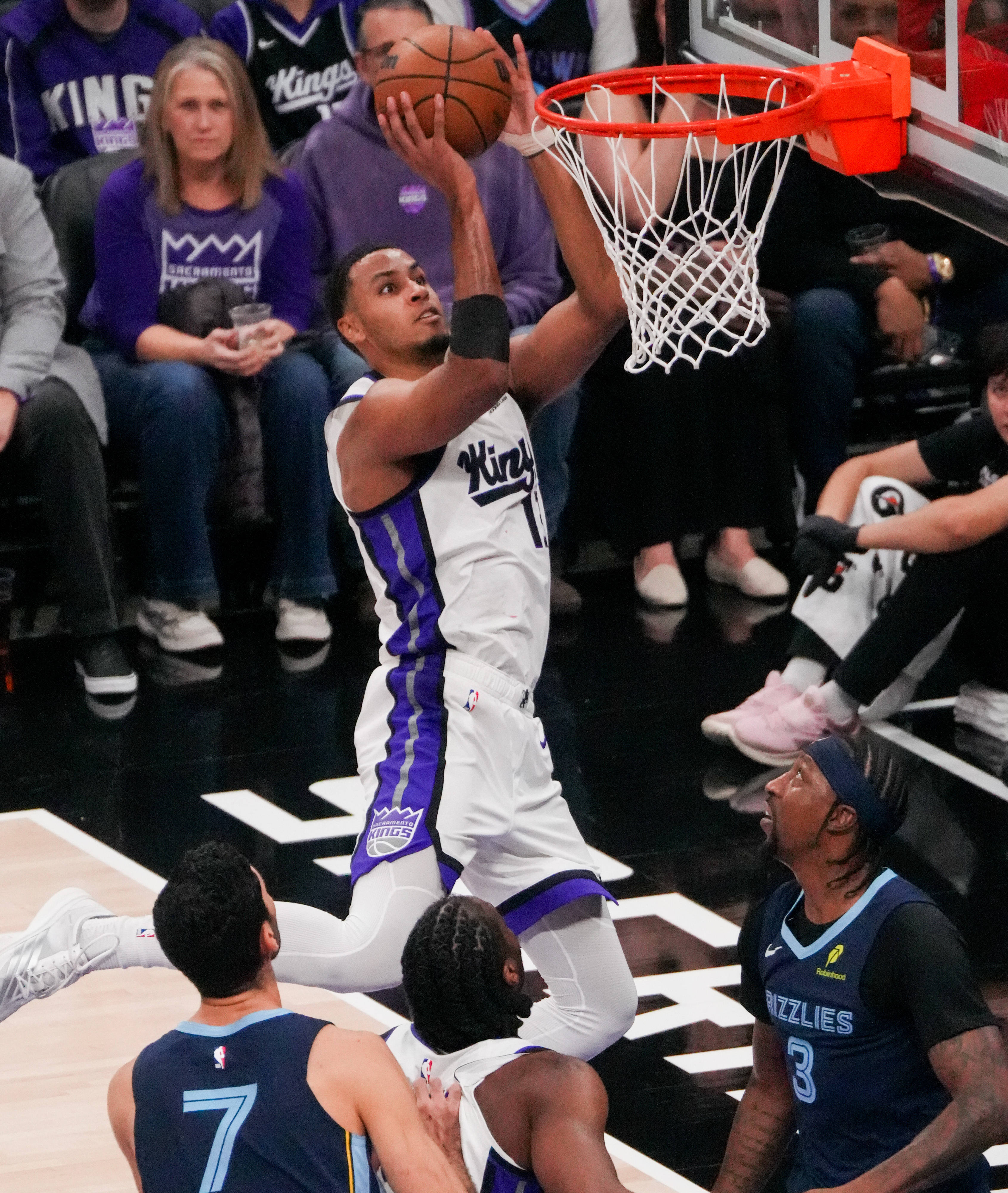 NBA首轮季后赛：灰熊队赢得关键胜利