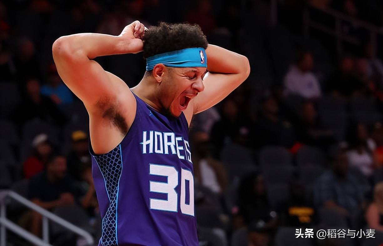 包含黄蜂队球员拉塞尔遭遇伤病困扰的词条